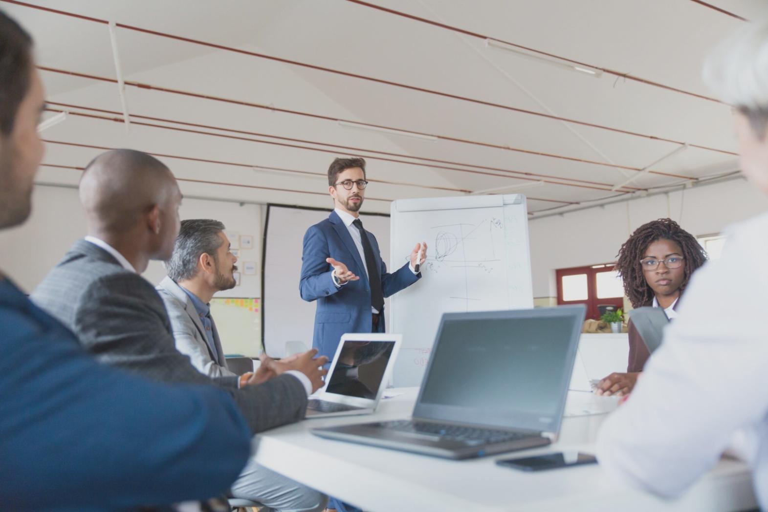 Personas planificando su futuro financiero con documentos y calculadora
